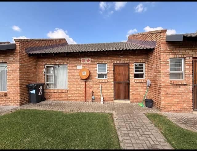 2 BEDROOM TOWNHOUSE FOR SALE IN RIVERSDALE